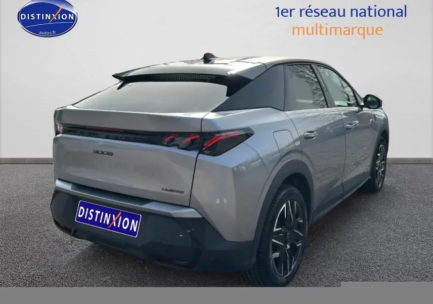 Vue 3/4 arrière droite d’un Peugeot 3008 gris Artense avec feux arrière LED et jantes alliage.