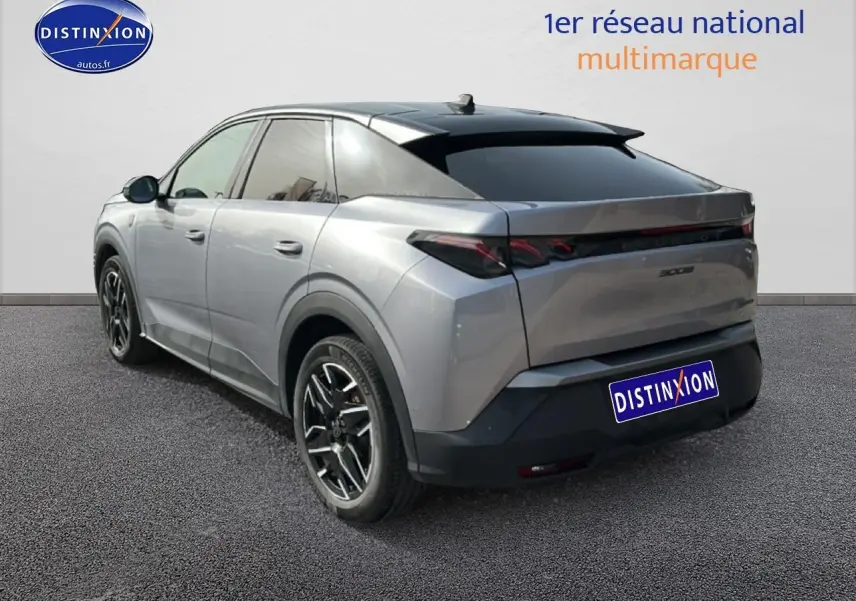 Vue 3/4 arrière gauche du Peugeot 3008 gris Artense avec jantes alliage noires et vitres surteintées.