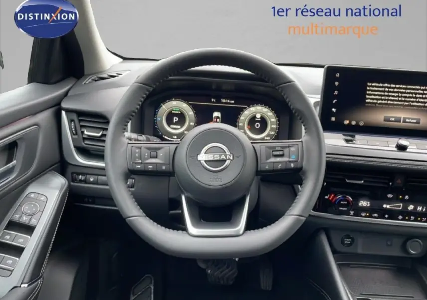 Vue intérieure centrée sur le volant cuir et le cockpit numérique du Nissan Qashqai noir 2025, avec écran tactile.