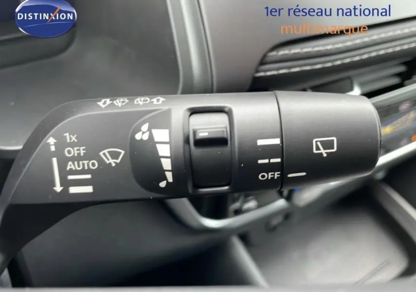 Gros plan sur la commande des essuie-glaces du Nissan Qashqai 1.5 E-POWER 205CH N-CONNECTA noir, montrant les réglages automatiques et manuels.