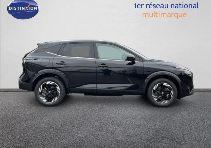 Profil côté gauche du Nissan Qashqai 1.5 E-POWER noir 2025 avec jantes aluminium et barres de toit visibles.