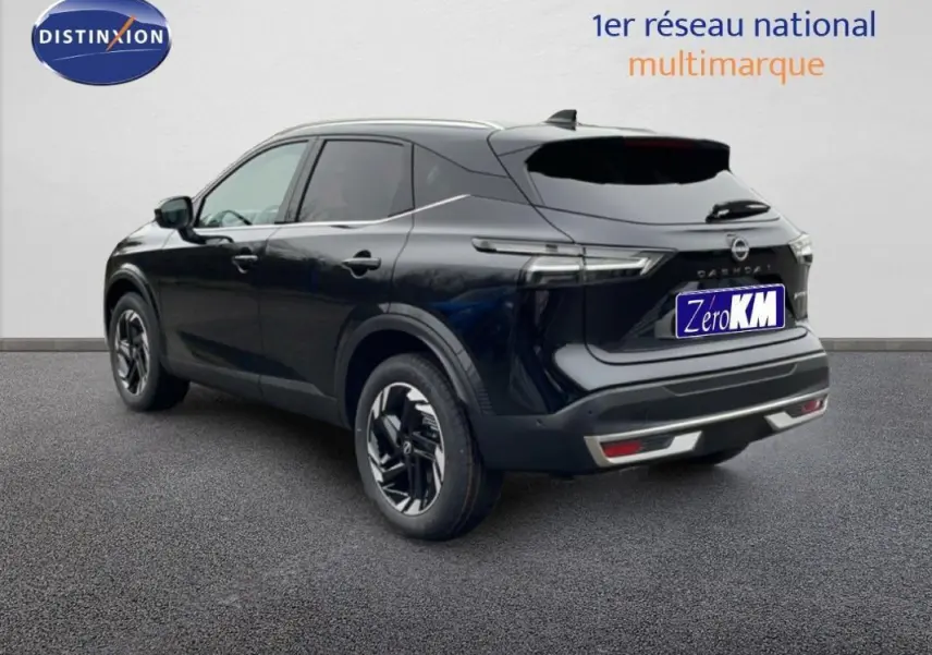 Vue 3/4 arrière droite du Nissan Qashqai noir 2025 avec jantes aluminium et barres de toit visibles.