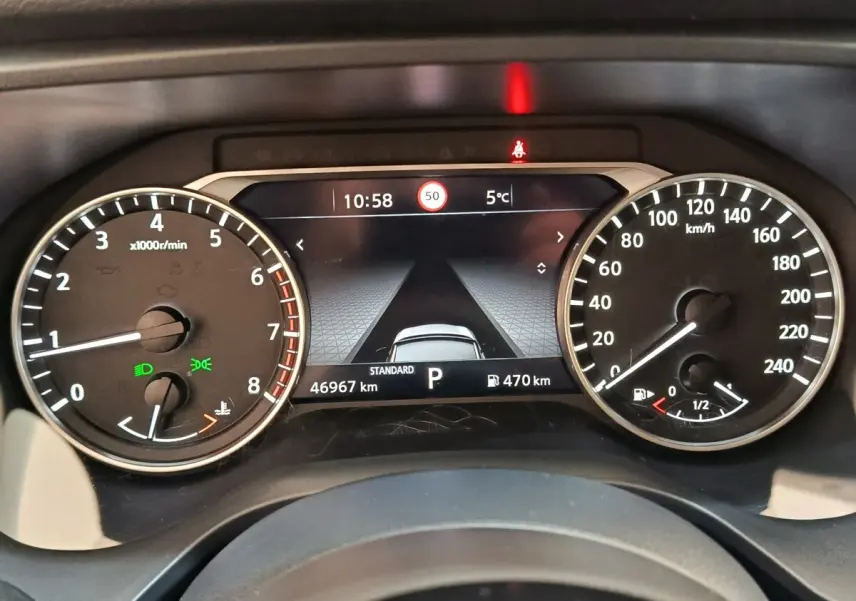 Vue rapprochée du combiné d'instruments du Nissan Qashqai 2022, affichage digital avec compte-tours et vitesse.