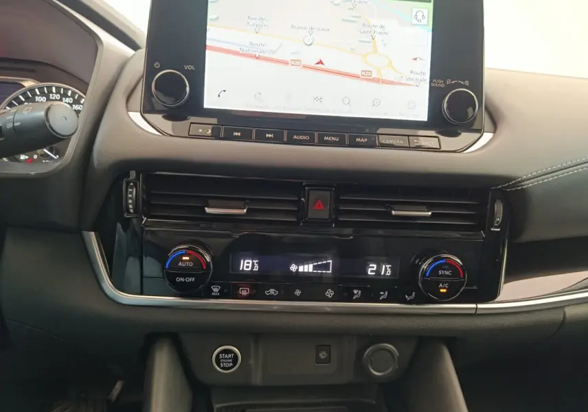 Tableau de bord central du Nissan Qashqai gris foncé 2022 avec écran tactile de navigation et commandes climatisation digitales.