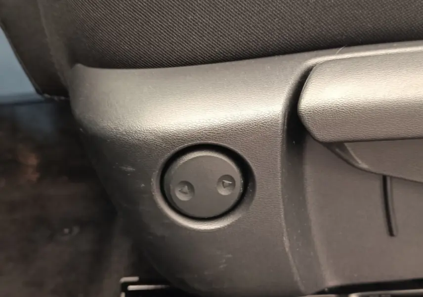 Gros plan sur le réglage latéral manuel du siège avant droit du Nissan Qashqai gris foncé.