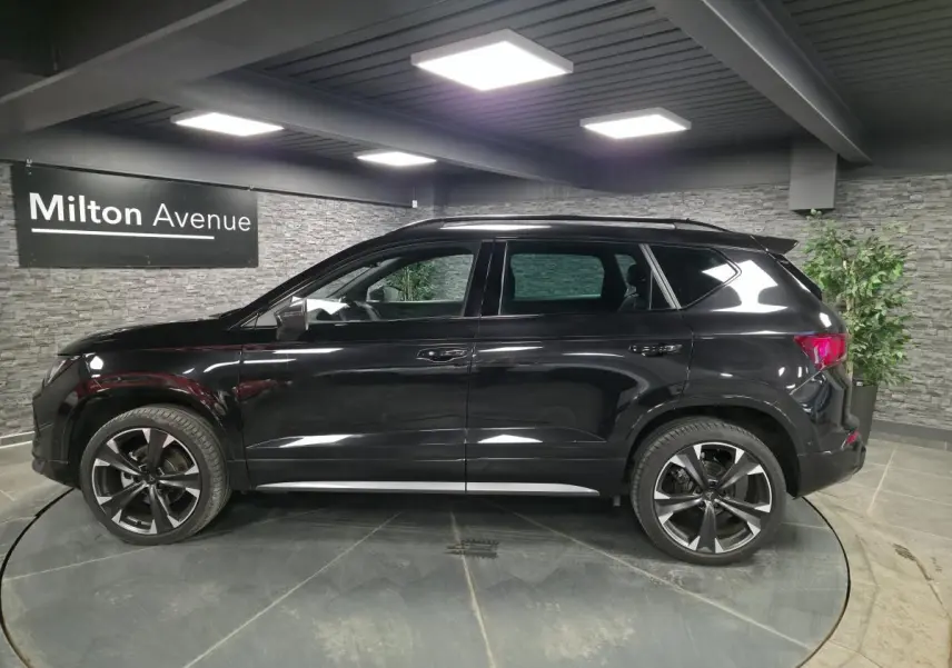 Vue de profil côté gauche d’un CUPRA Ateca 2024 noir avec jantes alliage 19 pouces et pack extérieur Black Pack.