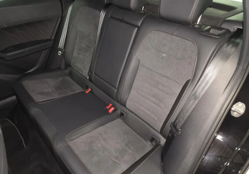 Vue intérieure des sièges arrière en suédine noire avec surpiqûres copper du CUPRA Ateca 2024, porte ouverte côté droit.