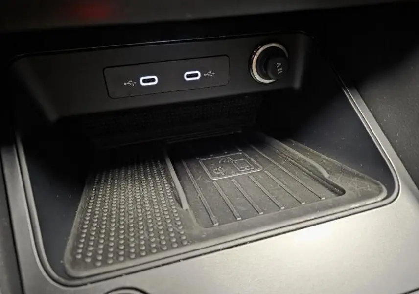 Vue rapprochée de la console centrale noire du CUPRA Ateca 2024 avec ports USB-C et prise 12V.