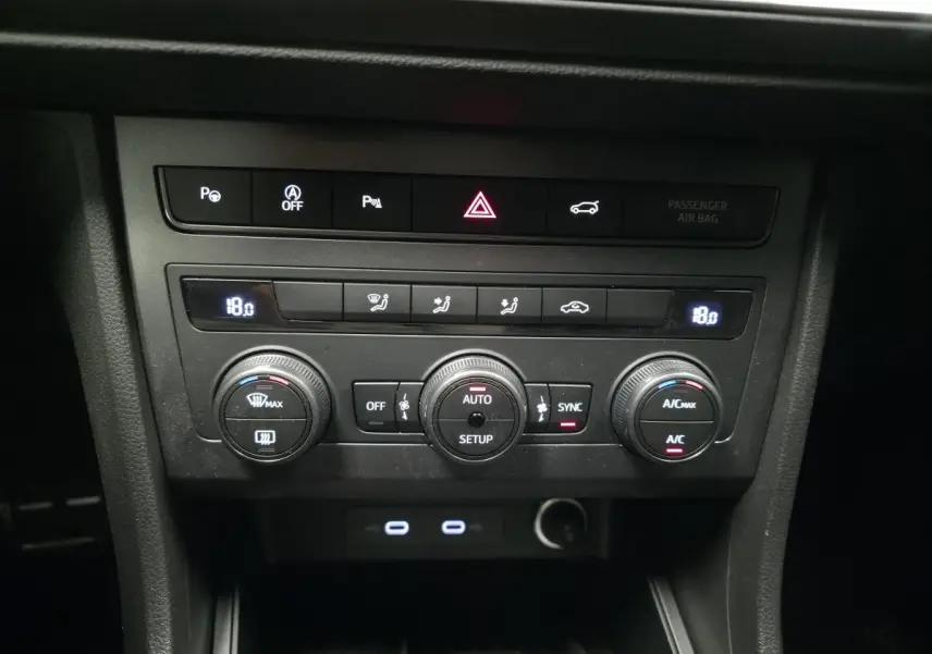Tableau de bord de la CUPRA Ateca 2024, détail de la climatisation automatique bi-zone avec commandes rotatives.