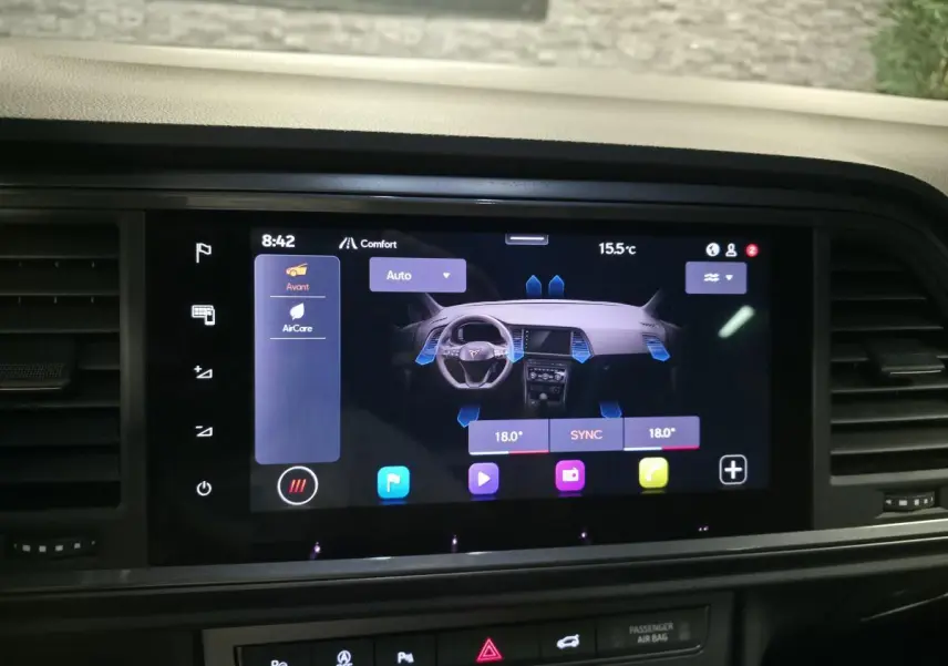 Écran tactile central affichant la climatisation bi-zone et l’interface intérieure du CUPRA Ateca noir 2024.