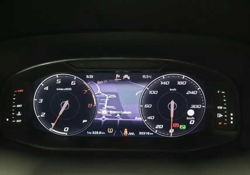 Tableau de bord numérique du CUPRA Ateca 2024 affichant compte-tours, vitesse et navigation centrale.