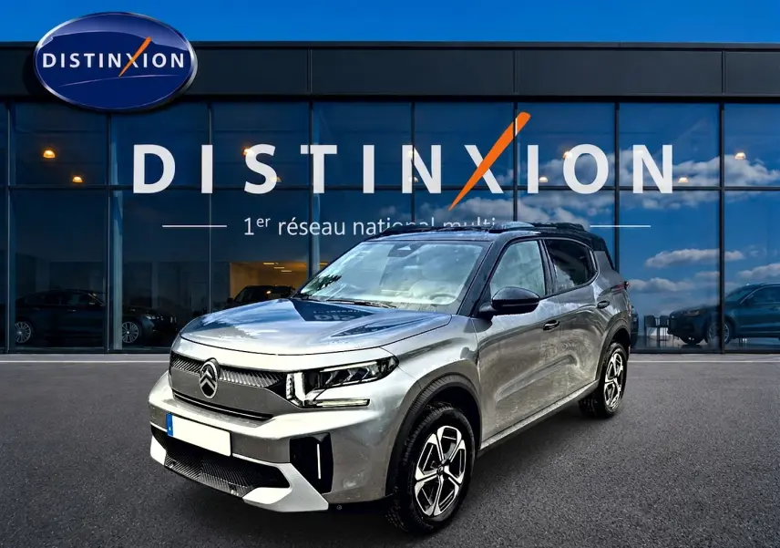 Citroën C3 Aircross gris mercury vue 3/4 avant droit devant showroom Distinxion, jantes alu et toit noir.