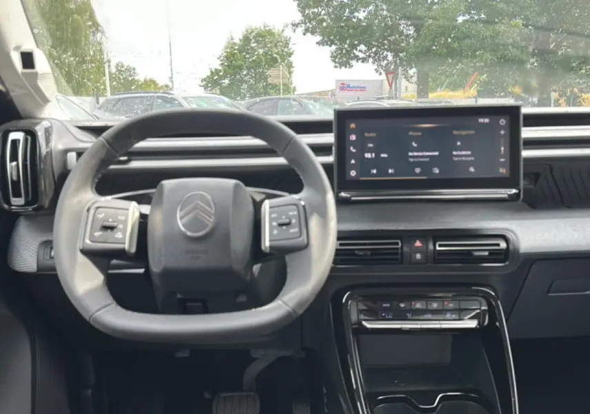 Vue intérieure centrée sur le volant multifonction et l'écran tactile du tableau de bord du Citroën C3 Aircross 2026.