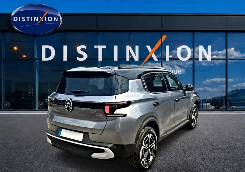 Citroën C3 Aircross gris mercury vue 3/4 arrière droit, avec toit noir et jantes alu distinctives.