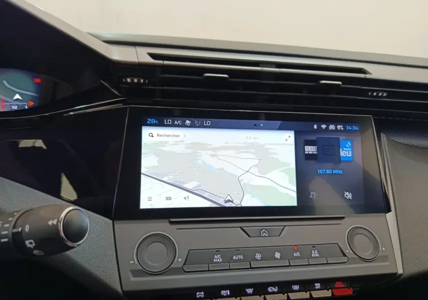 Vue rapprochée du tableau de bord de la Peugeot 308 2024 avec écran tactile central affichant une carte de navigation.