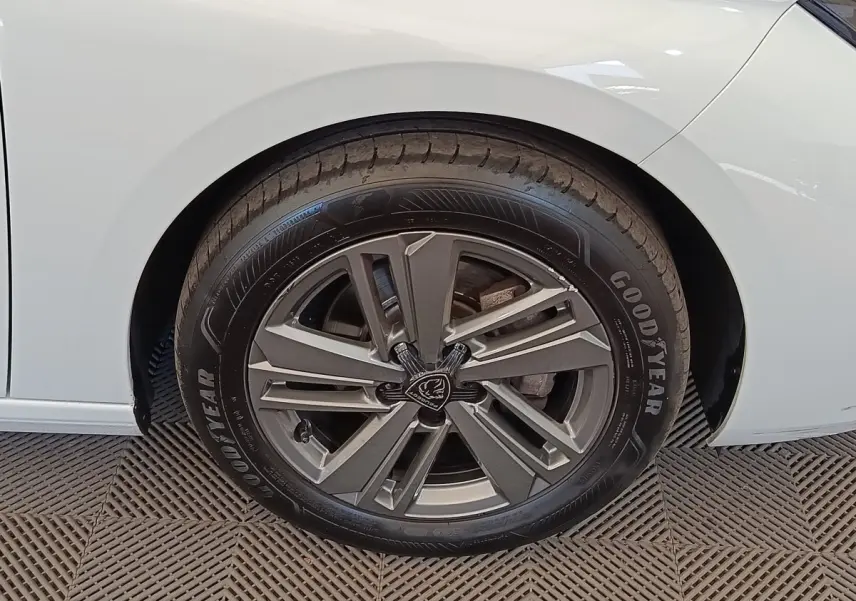 Gros plan sur la roue arrière droite de la Peugeot 308 blanche, avec jante alliage et pneu Goodyear visible.