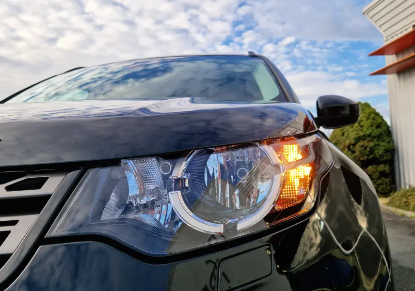 Vue intérieure des sièges arrière en cuir noir du Land Rover Discovery Sport Mark II TD4 150 SE A de 2017, côté droit.