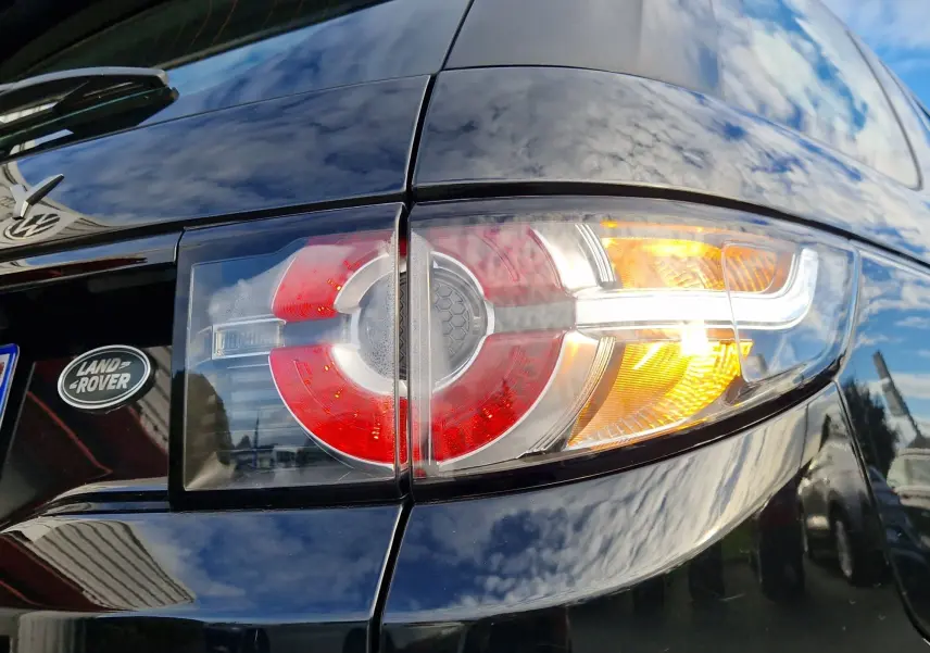 Gros plan sur le volant noir du Land Rover Discovery Sport Mark II 2017, avec commandes intégrées et levier de clignotant visible.