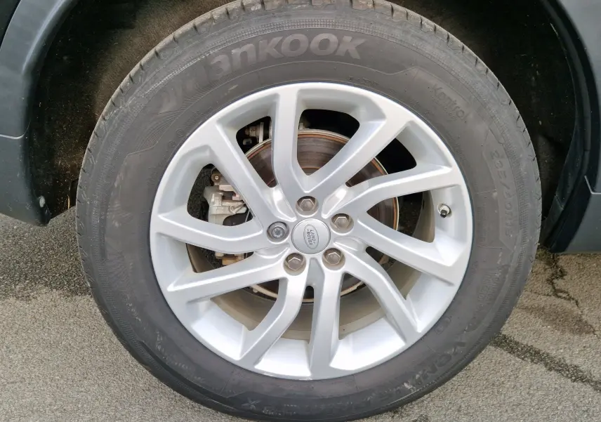 Écran tactile du système multimédia du Land Rover Discovery Sport Mark II affichant le clavier téléphonique en mode diesel noir de 2017.