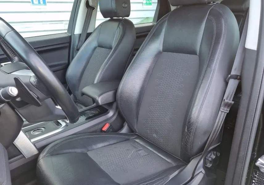 Écran de navigation du Land Rover Discovery Sport noir de 2017 affichant une carte avec l’itinéraire sur l’Avenue François Mitterrand.