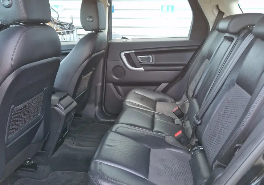 Écran tactile intérieur du Land Rover Discovery Sport noir 2017 montrant le mode tout-terrain "Boue et ornières" sélectionné.