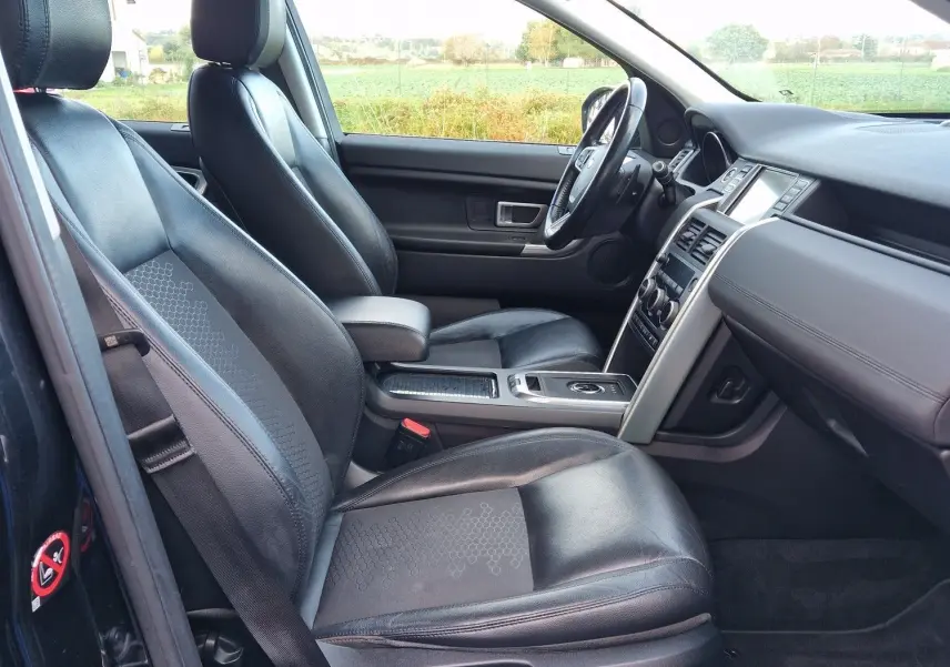 Commandes des vitres électriques et réglage des rétroviseurs sur la porte intérieure d'un Land Rover Discovery Sport Mark II noir de 2017