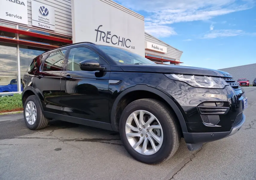 Vue frontale d'un Land Rover Discovery Sport Mark II noir de 2017 avec calandre distinctive et plaque "DISTINXION".