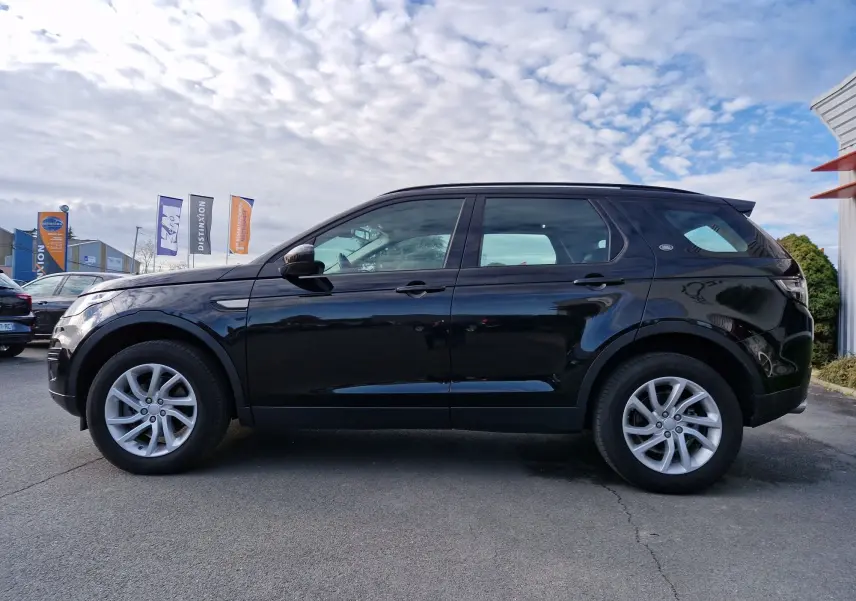 Intérieur du Land Rover Discovery Sport 2017, siège avant droit en cuir noir avec console centrale visible.