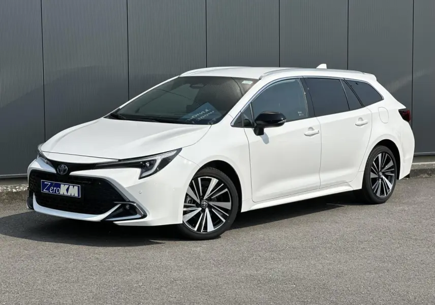 Toyota Corolla Touring Sport blanc neige vue 3/4 avant droit avec jantes alliage diamantées et vitres teintées