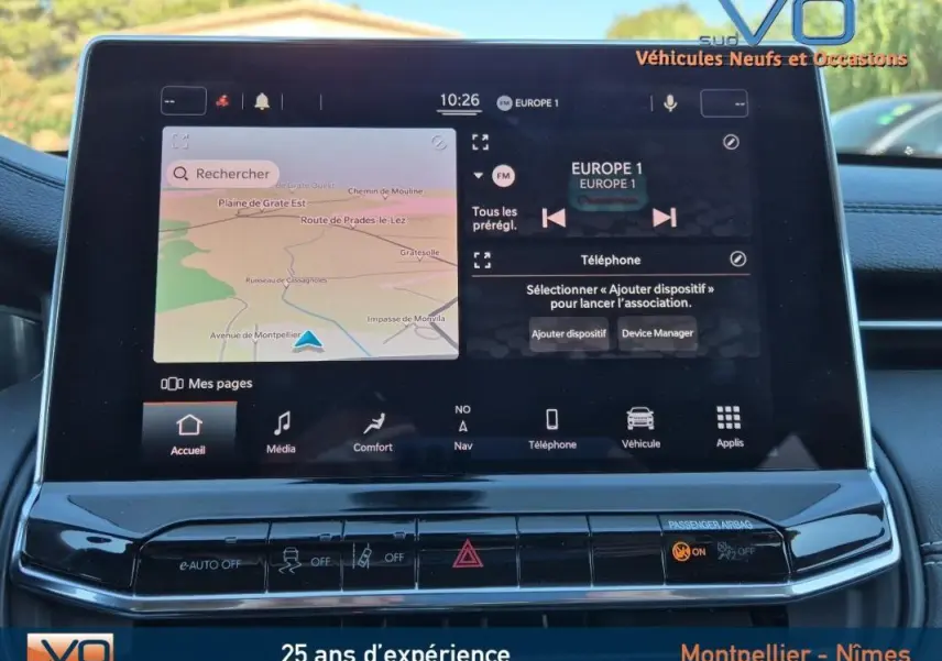 Écran tactile central du Jeep Compass 2023 montrant la navigation et les options multimédia en intérieur.