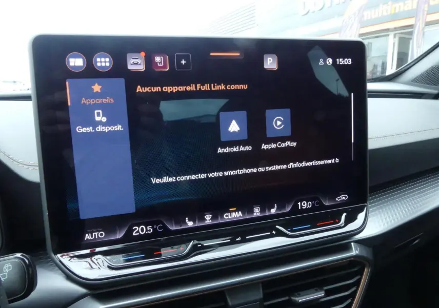 Écran tactile central du tableau de bord du CUPRA Formentor 2025 avec commandes climatisation et connectivité Android Auto et Apple CarPlay visible