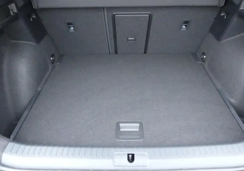 Coffre spacieux vu de face du CUPRA Formentor gris Graphène, avec plancher plat et habillage intérieur sombre.