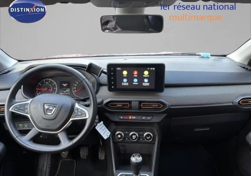 Vue intérieure du tableau de bord de la Dacia Sandero Stepway 2021 avec écran tactile et volant multifonction noir.