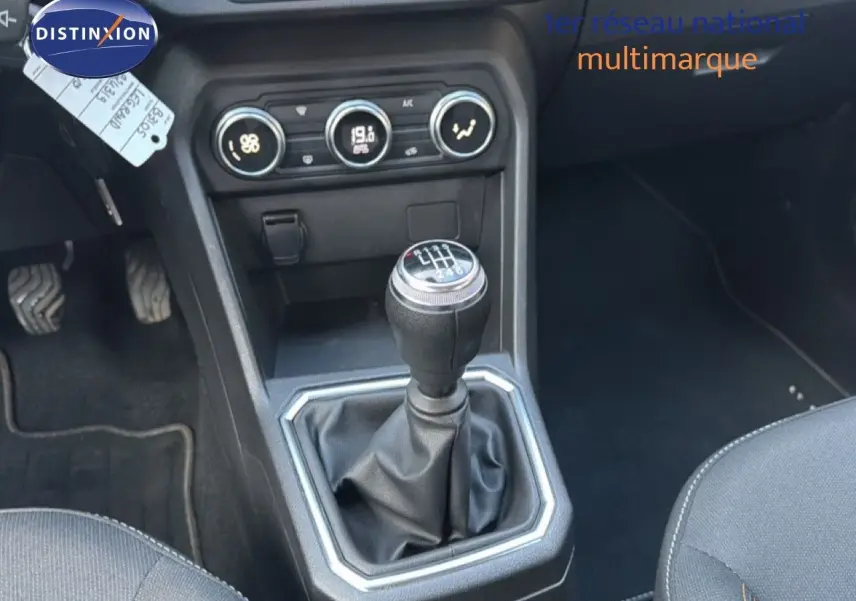 Vue intérieure centrée sur le levier de vitesses manuel de la Dacia Sandero Stepway 2021, ambiance sobre en tissu noir.