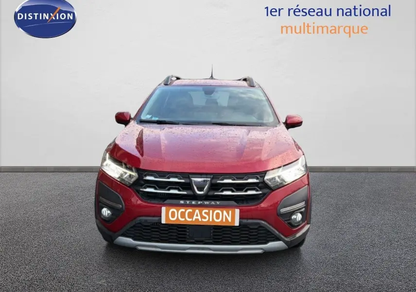 Vue avant d'une Dacia Sandero Stepway rouge fusion 2021 avec calandre noire et plaques "OCCASION" visibles.