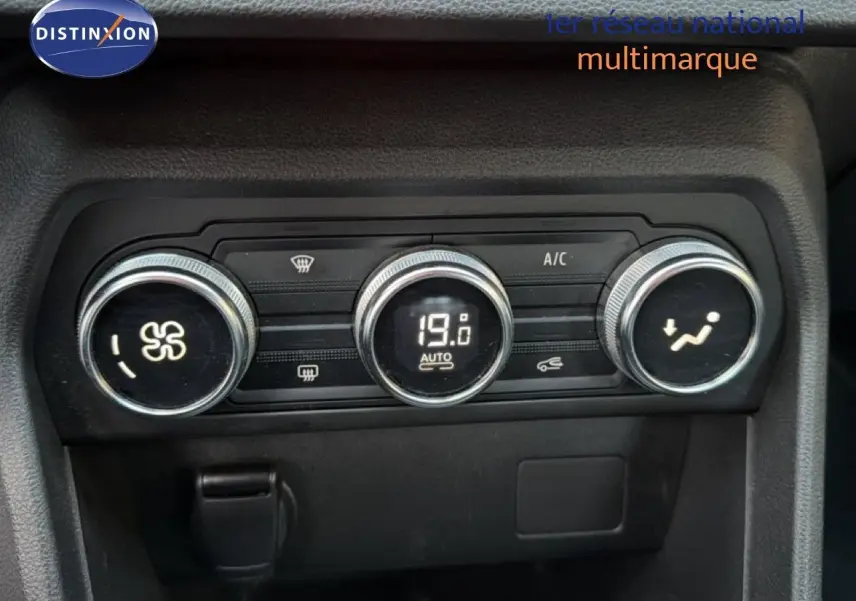 Gros plan sur la commande de climatisation digitale de la Dacia Sandero Stepway 2021, finition Confort.