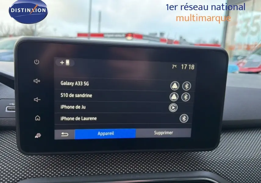 Écran tactile central affichant la connectivité Bluetooth dans l’habitacle d’une Dacia Sandero Stepway rouge, vue de face.