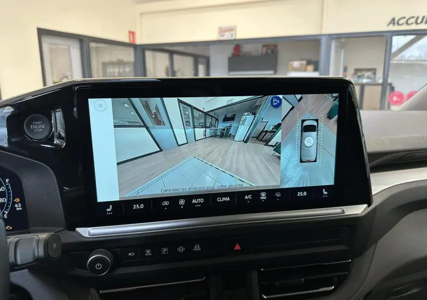 Vue intérieure du tableau de bord du Volkswagen Transporter T7 noir, écran tactile affichant la caméra 360° en mode stationnement.