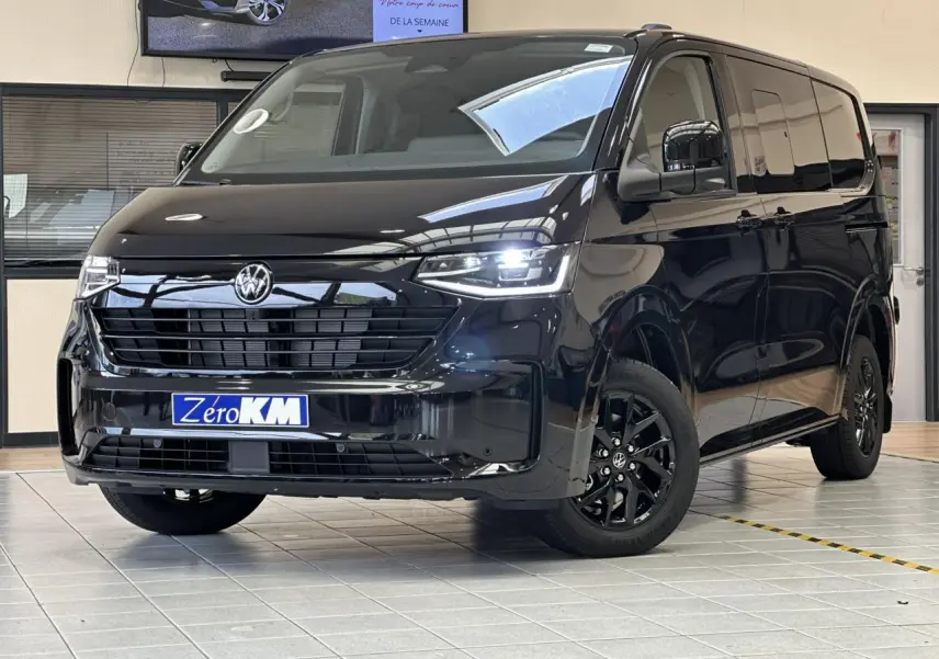 Volkswagen Transporter T7 ProCab noir Minuit, vue 3/4 avant droit avec jantes alliage noir brillant et feux LED allumés.