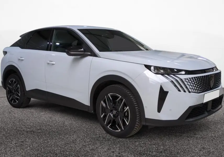 Peugeot 3008 Hybrid 145 blanc Okenite en 3/4 avant droit, avec calandre distinctive et jantes noires bicolores.