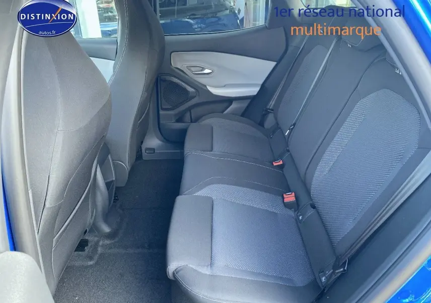 Vue intérieure côté droit sur la banquette arrière tissu noir du Ford Explorer Premium Bleu My Mind métallisé 2025 électrique.