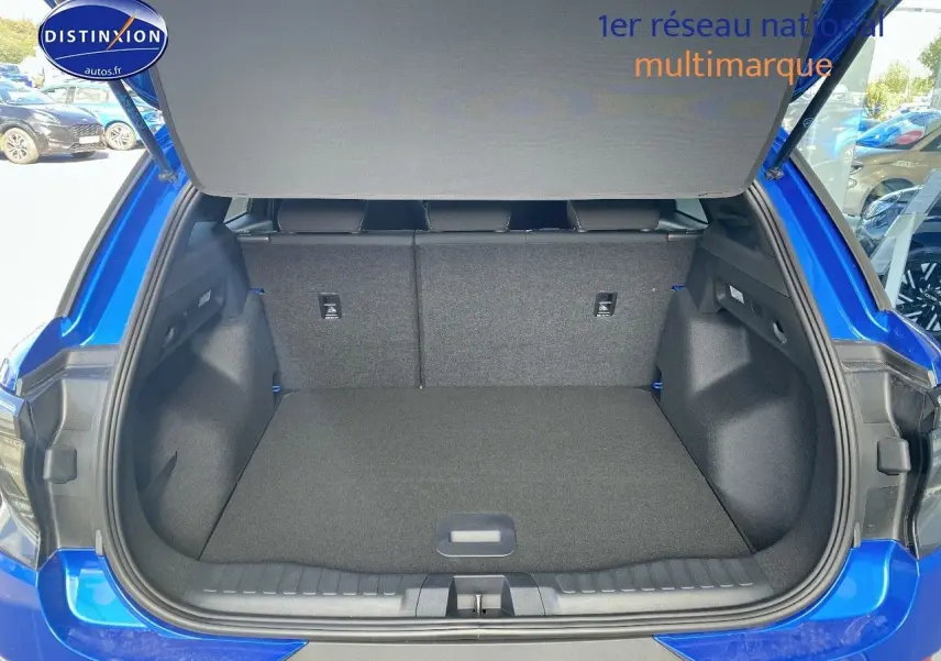 Coffre ouvert vu de l’arrière d’un Ford Explorer 2025 en Premium Bleu My Mind métallisé, intérieur noir.