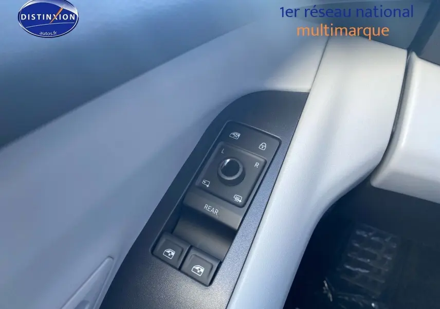 Gros plan sur les commandes de lève-vitres et rétroviseurs côté conducteur du Ford Explorer 2025 en bleu Premium My Mind.