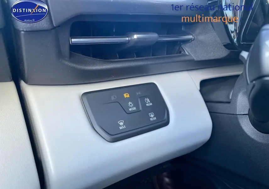 Détail du tableau de bord côté gauche du Ford Explorer 2025 avec commandes d'éclairage et surface grise.