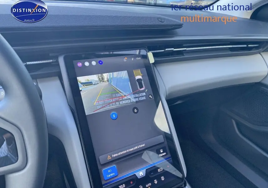 Vue intérieure du tableau de bord du Ford Explorer 2025 avec écran tactile central affichant la caméra de recul.