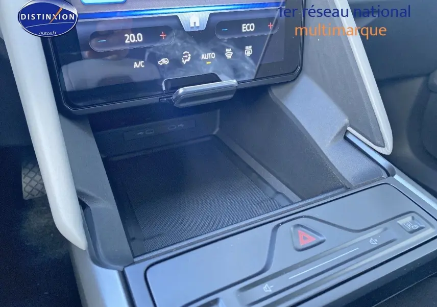 Vue rapprochée de la console centrale du Ford Explorer 2025 avec écran tactile et commandes de climatisation.