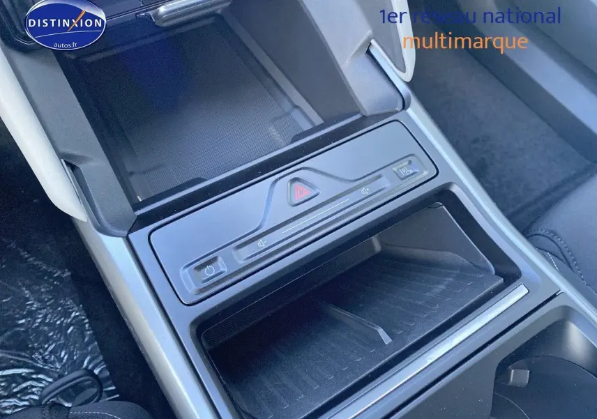 Vue rapprochée de la console centrale noire du Ford Explorer 2025 avec commandes tactiles et rangement ouvert.