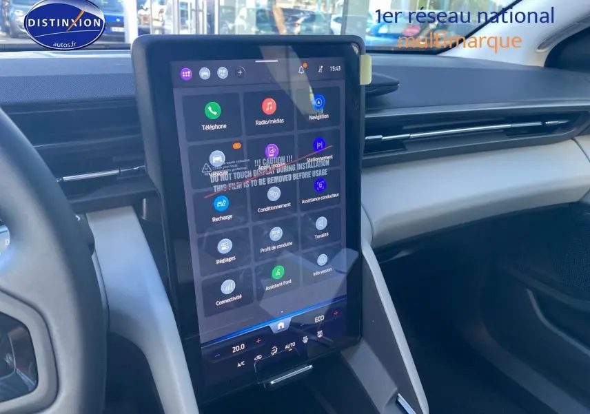 Vue intérieure du tableau de bord du Ford Explorer 2025 avec grand écran tactile vertical et finition claire.