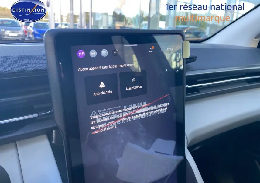 Vue intérieure du tableau de bord du Ford Explorer 2025 avec écran tactile central et finition claire.