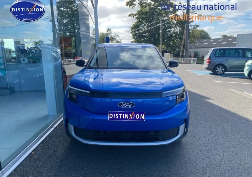 Vue avant d'un Ford Explorer électrique 2025 en bleu métallisé Premium My Mind, avec calandre lisse et logo Ford visible.